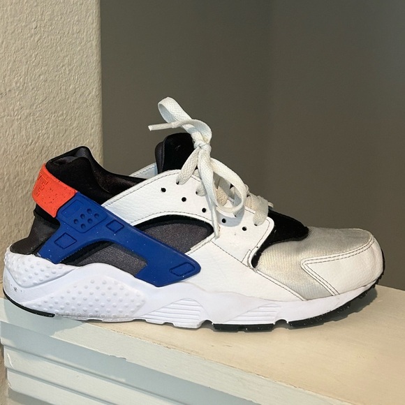 NIKE AIR HUARACHE WHITE TRAINERS SIZE 7Y LEATHER BLUE RED GYM RUN DQ0975-100 - Picture 2 of 9